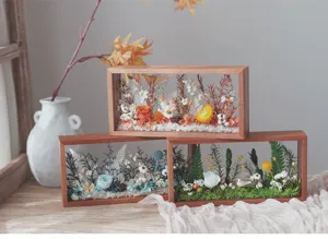 Cadre photo creux en bois massif avec fleurs sechees preservees, piece decorative artisanale.
