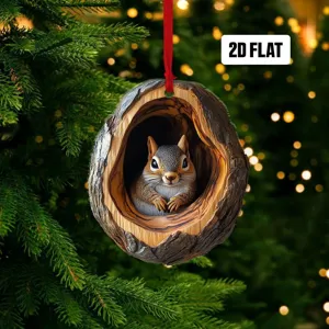 Detailansicht eines flachen Eichhörnchen-Ornaments aus Acryl an einem Weihnachtsbaum