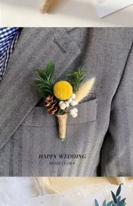 Squisita mini boutonnière di fiori secchi per nozze, corsage floreale stabilizzato fatto a mano.