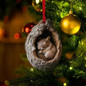 Detaillierte Ansicht eines schlafenden Eichhörnchens als Weihnachtsbaumschmuck aus Acryl
