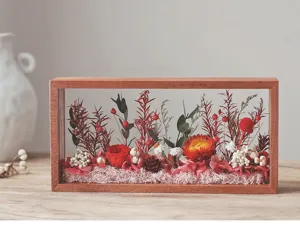 Gros plan sur le cadre en bois de fleurs séchées et détail du panneau acrylique.