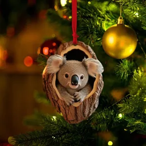 Nahaufnahme von niedlichem Koala Acryl Weihnachtsbaumanhänger mit 3D Holzeffekt