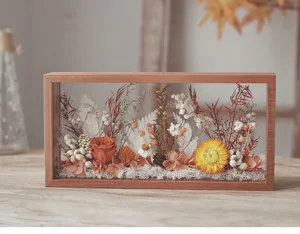 Cadre photo 3D en bois creux avec fleurs séchées préservées vue détaillée montrant beauté naturelle.
