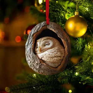 Detailansicht der Acryl-Eule-Weihnachtsdekoration an einem festlich geschmückten Baum.