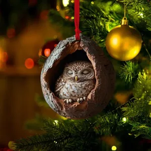 Detailansicht einer schlafenden Eule in einer Holzhöhle als Weihnachtsbaumschmuck.