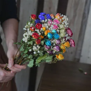 Kleurrijk gedroogd rozenboeket met gipskruid, ideaal voor huisdecoratie en Valentijnsdag.