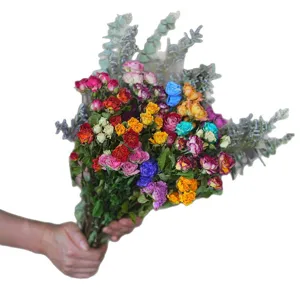 Kleurrijk gedroogd meerkoppig rozenbloemboeket voor huisdecoratie en feestgeschenken.