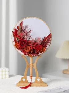 Ventaglio rotondo fai da te in fiori secchi stile cinese con supporto in legno per arredamento.