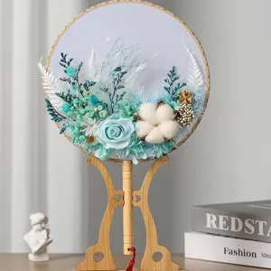 Ventaglio a mano rotondo DIY in stile cinese con fiori blu stabilizzati e fiori secchi.