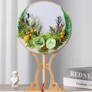 Ventaglio rotondo di fiori stabilizzati fatto a mano con supporto in legno, elegante decoro.