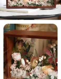 Vue détaillée du cadre photo creux en bois de fleurs préservées, décoration maison cadeau.