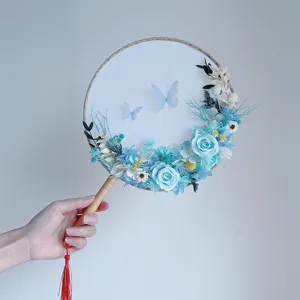 Ventaglio rotondo cinese fatto a mano DIY fiori blu secchi conservati decorazione elegante.