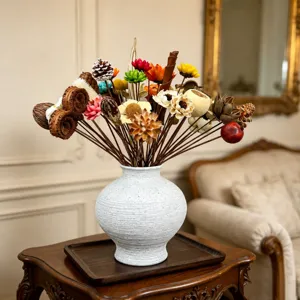 Handgemaakte mini gedroogde bloemenboeket huisdecor bloemstuk met natuurlijke gedroogd fruit