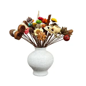 Droogbloemen boeket in witte keramische vaas, natuurlijke woondecoratie en fotorekwisiet.