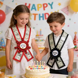 Hermoso conjunto de fajas de cinta para fiesta de cumpleaños con motivo de dinero e insignias.