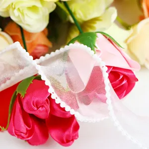 Nastro di organza perlato con bordo di perle per confezionare bouquet di fiori e decorazioni.