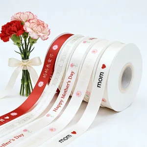 Detalle en primer plano de cintas de poliéster para el día de la madre con motivos florales.
