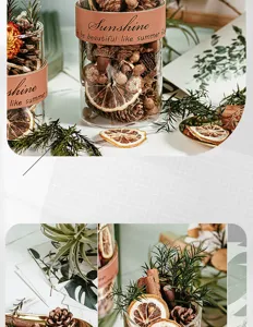 Gedetailleerd overzicht van geurige gedroogde bloemen glazen pot met natuurlijke dennenappels kaneel.