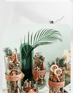 Detail van kaneel gedroogde bloem aroma ornament, glazen vaas met leren wikkel interieur.