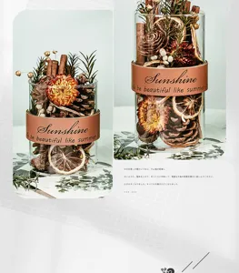 Gedetailleerd overzicht van de glazen pot met gedroogde bloemen en kaneelstokjes als geur.