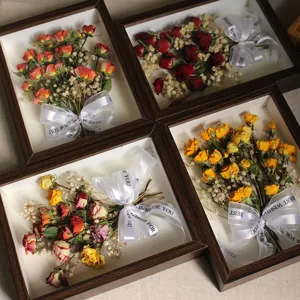 Marco de fotos con flores secas y rosas naturales, elegante decoración y regalo ideal.