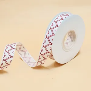 Wit grosgrain lint rol met rood hartjes patroon voor cadeoverpakking en boeket decoratie detail.