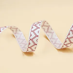 Witte lint met rode harten, perfect voor geschenkverpakking, bloemboeketten en bakdecoratie.
