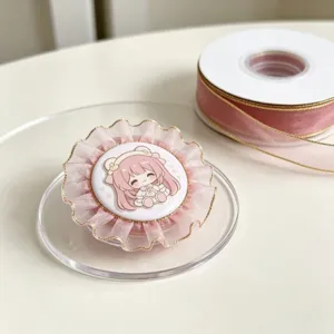 Porte-badge artisanal en organza rose avec charmante illustration de fille anime déco.