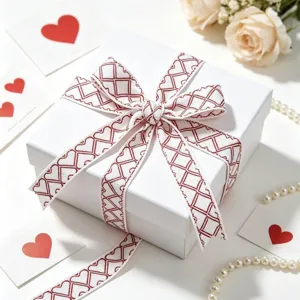 Witte geschenkdoos met rood hartjes patroon lint decoratie voor verpakking
