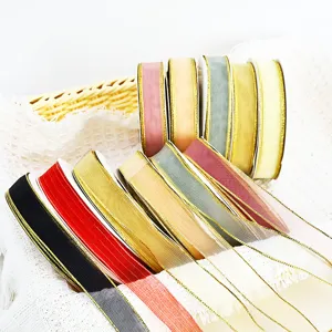 Ruban organza colore avec bord dore pour emballage cadeau et bouquet de fleurs.