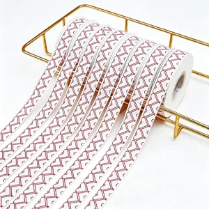 Witte grosgrain lint met rood hartjespatroon, ideaal voor geschenkverpakking en bloemboeketten.