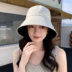 Stijlvol wit bucket hat detail gedragen door het model, ideaal voor zonnige zomerdagen.