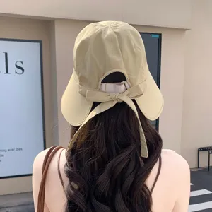Beige zomer zonnedop voor dames met achterstrik en verstelbare band voor stijlvolle UV bescherming.