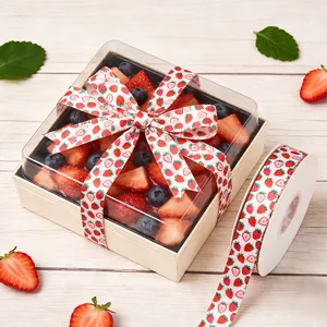 Detailopname van aardbeien motief lint voor geschenkdozen en florale verpakkingsdecoratie.