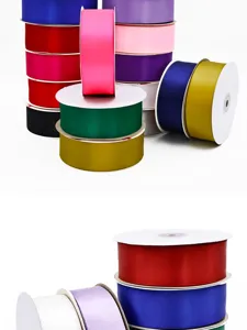 Rotoli di nastro in raso colorato per confezioni regalo, decorazioni e progetti fai da te.
