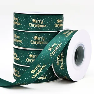 Nastro natalizio verde scuro con scritta dorata Merry Christmas per pacchi regalo e decorazioni.