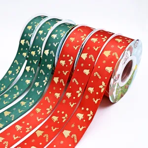 Rotoli di nastro natalizio rosso e verde con stampa oro festivo fai da te decorazione.