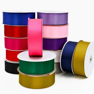 Nastri in raso da 4cm di larghezza, rotoli di tessuto colorato per confezioni regalo e decori.