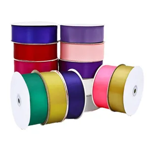 Rotoli di nastro in raso colorato per confezioni regalo, decorazioni e bricolage.