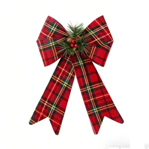 Fiocco scozzese di Natale con aghi di pino e bacche rosse per la decorazione dell'albero.