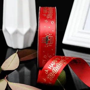 Rotes Satinband 2.5cm mit goldener Heißprägung und Geburtstagskuchen-Druck für Geschenk.