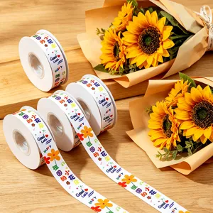 Dettaglio del nastro stampato con fiori, ideale per confezioni regalo e lavori manuali.