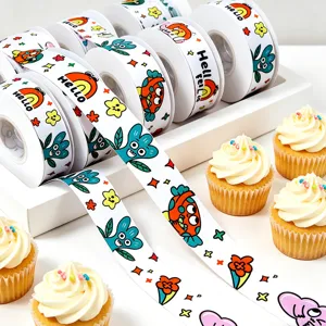 Primo piano di rotolo di nastro stampato con simpatici motivi colorati per bricolage e decoro.