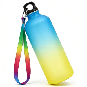 Detailaufnahme der farbverlaufenden Trinkflasche mit Regenbogenband und matter Textur.