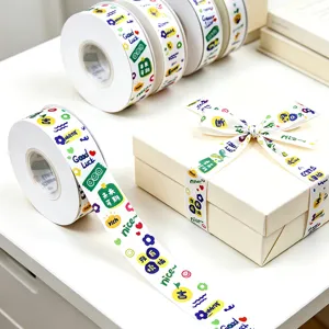 Vista dettagliata di nastro decorativo colorato fai da te e nastro per pacchi regalo.