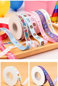Rotoli di nastro decorativo stampato per confezioni regalo, feste e lavori manuali fai-da-te.