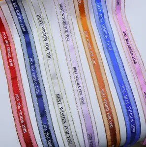 Vue détaillée de rubans colorés avec bords dorés et texte pour la décoration de cadeaux.