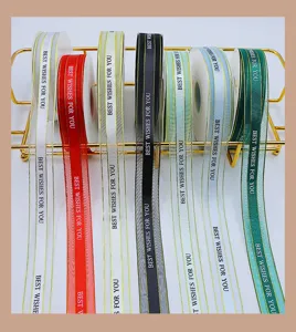 Ruban en filet doré coloré en gros rouleaux de ruban décoratif pour emballage cadeau.