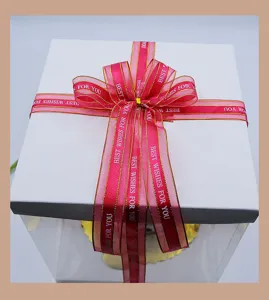 Boitecadeau blanche avec ruban rose bord dore, parfaite pour decoration emballage cadeau.