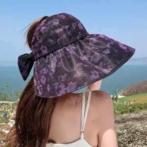 Detalle del sombrero de sol floral vacio superior, ala ancha, elegante estilo de vacaciones.
